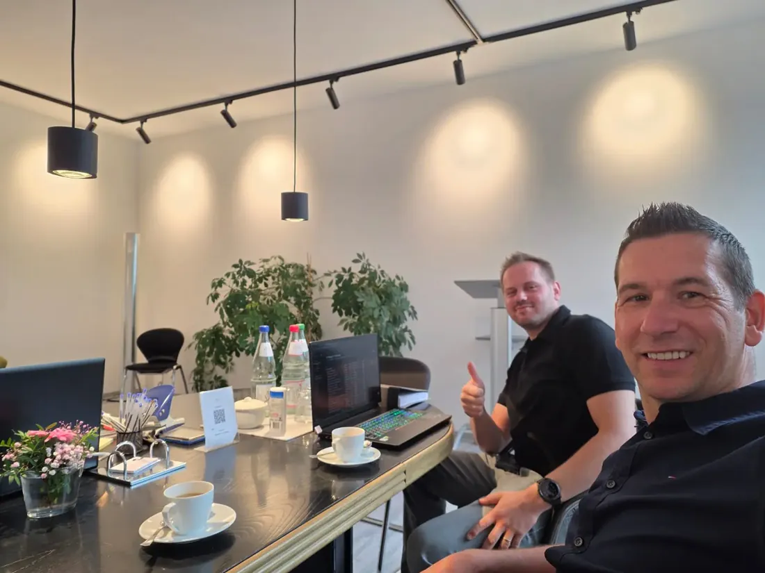 Natan Wojtasczyk und Rafael Filipiak im Geschäftsgespräch